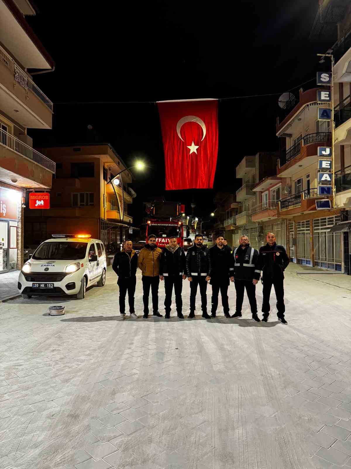 Tavas’ın her noktası bayraklarla donatıldı
