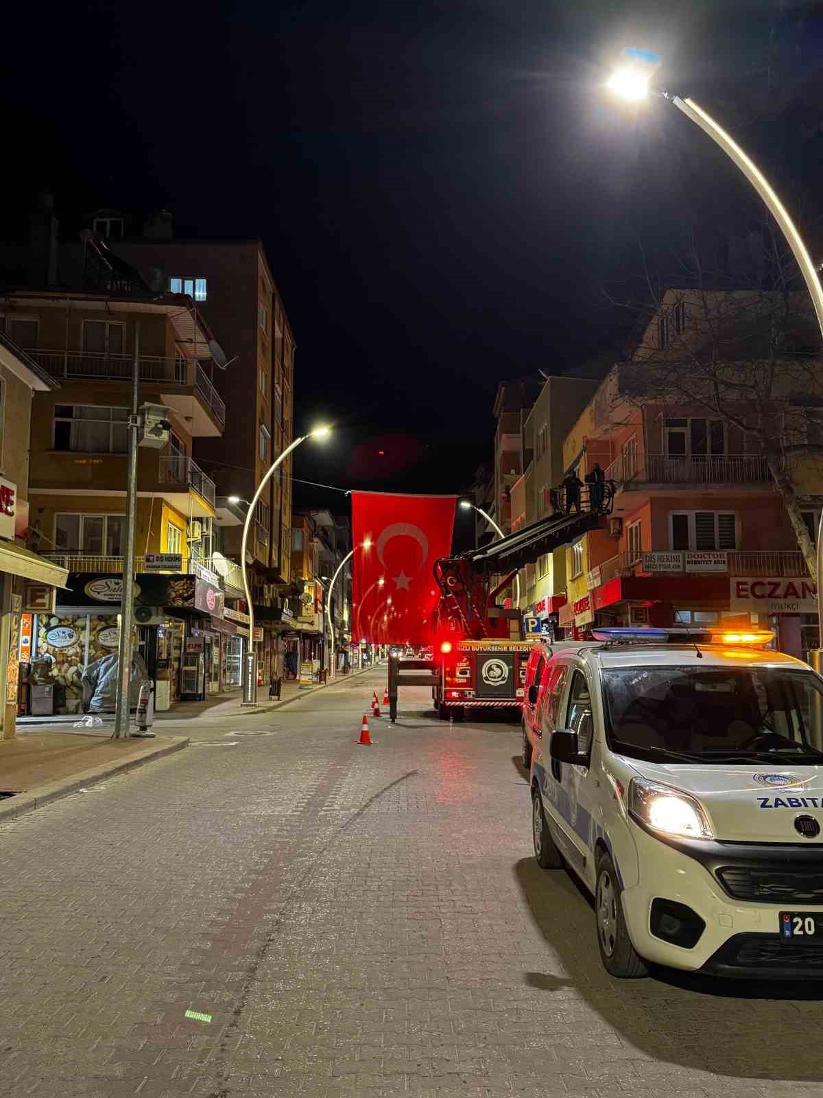 Tavas’ın her noktası bayraklarla donatıldı
