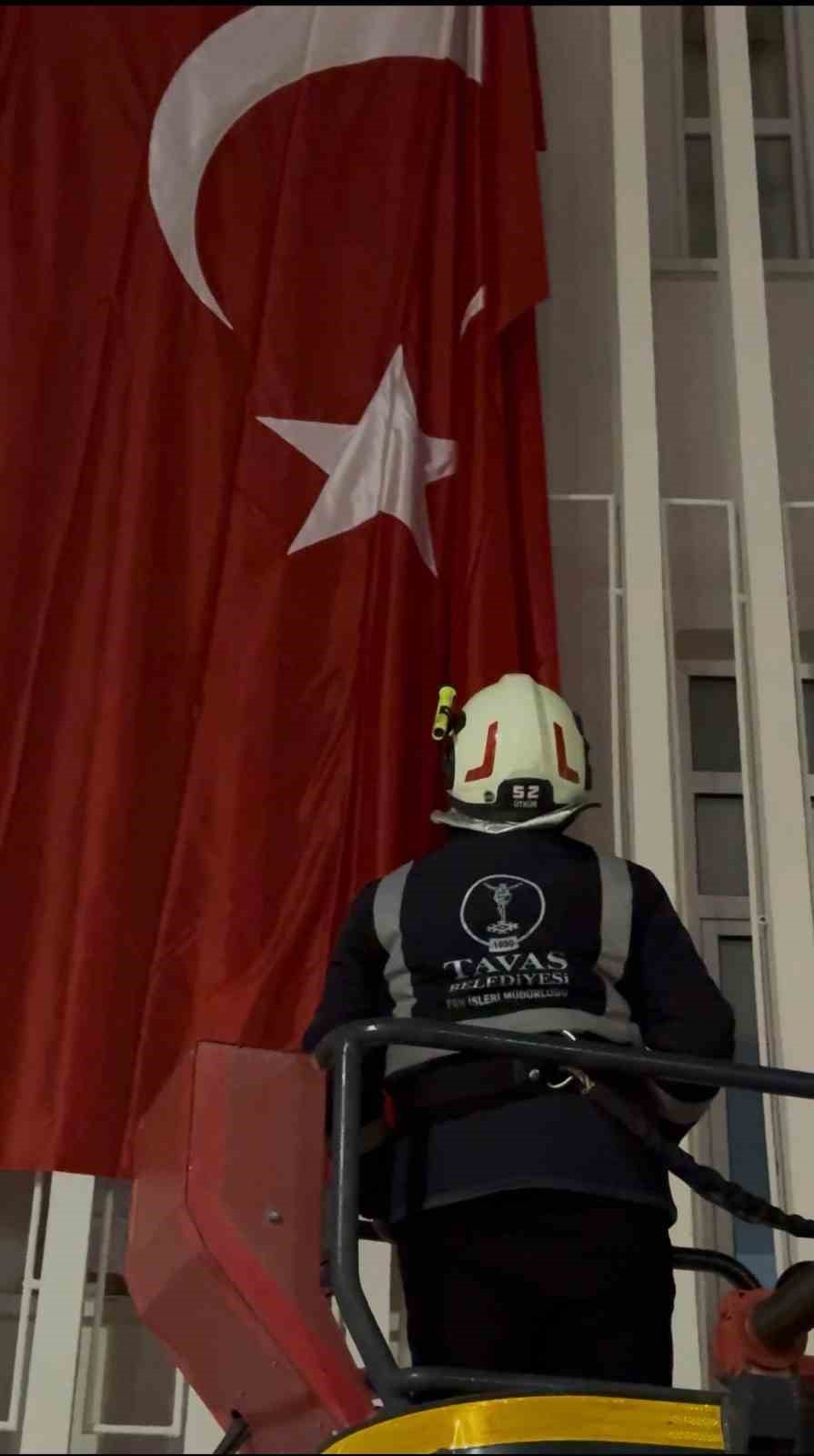 Tavas’ın her noktası bayraklarla donatıldı
