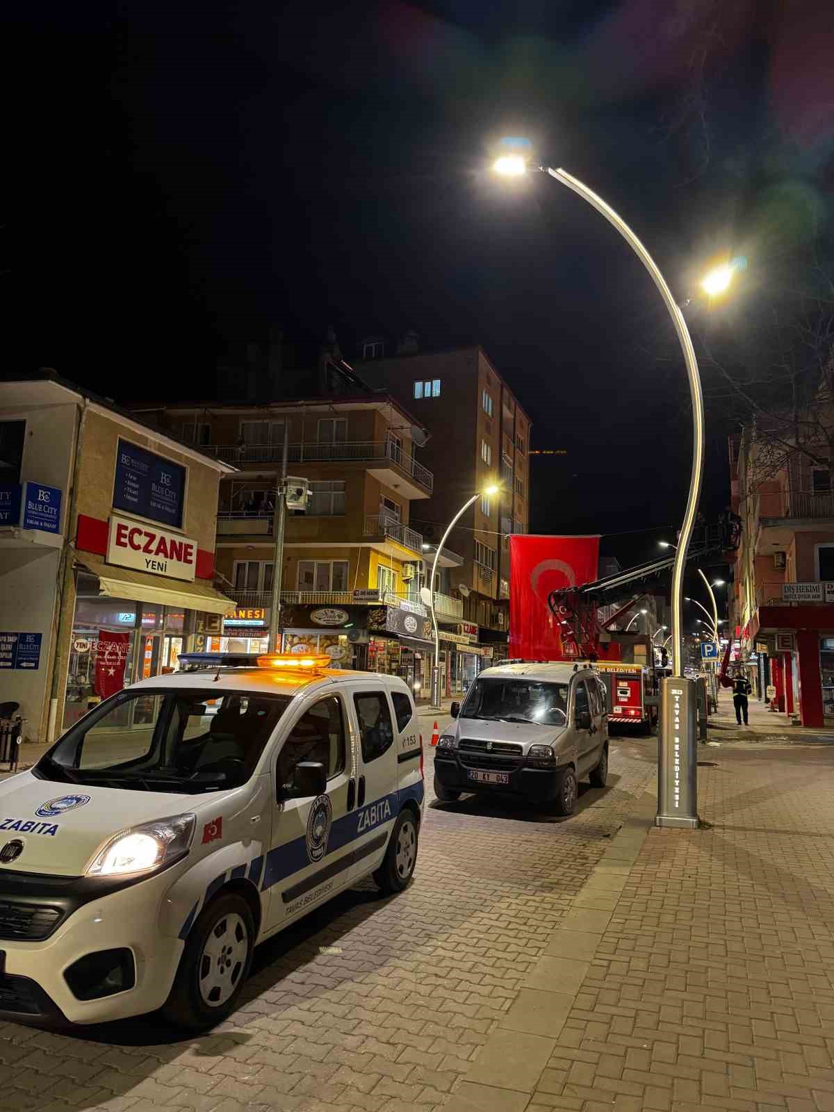 Tavas’ın her noktası bayraklarla donatıldı
