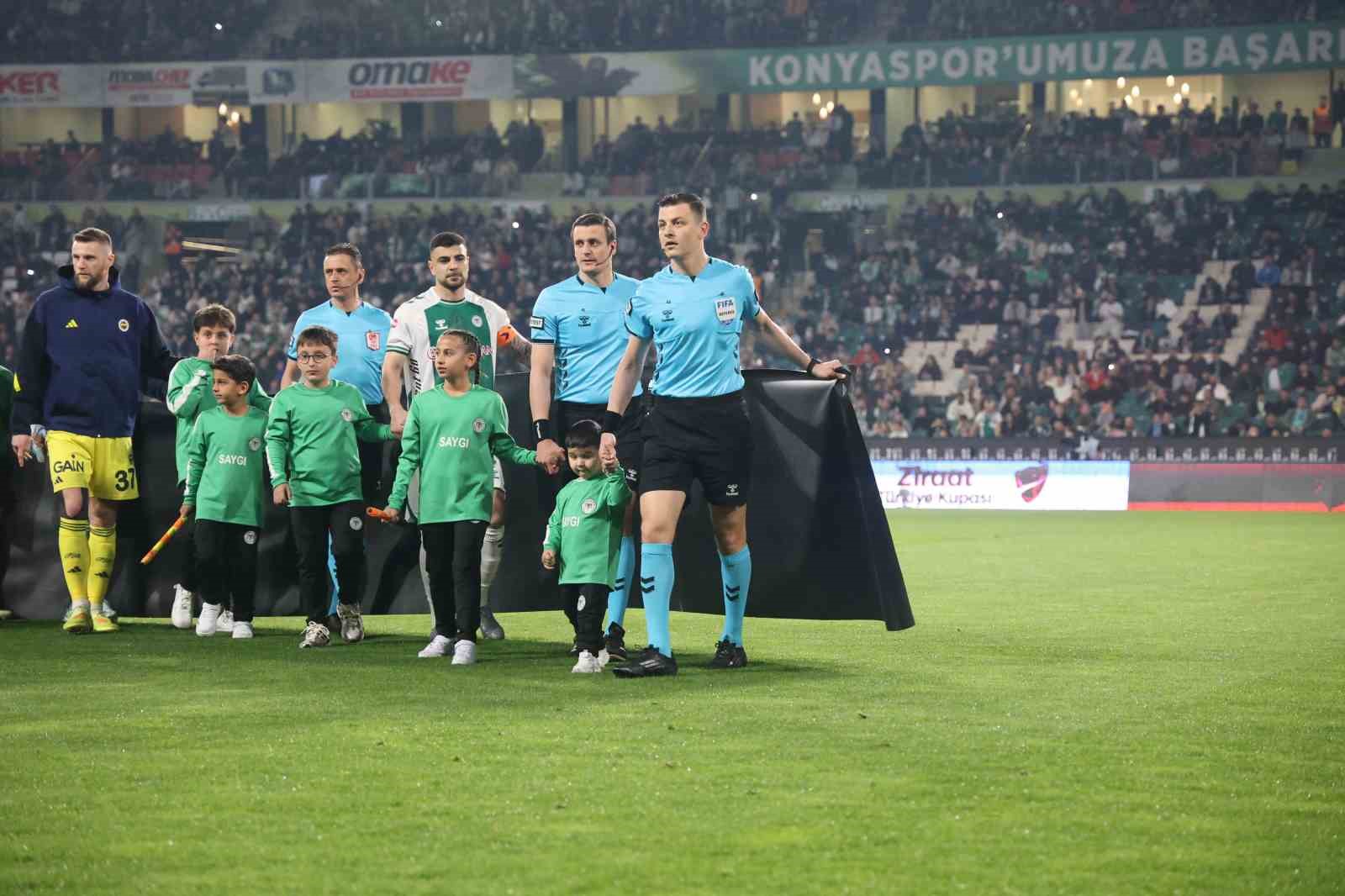 Tavaslı minik Mehmet için Konyaspor-Fenerbahçe maçının seremonisinde farkındalık oluşturuldu
