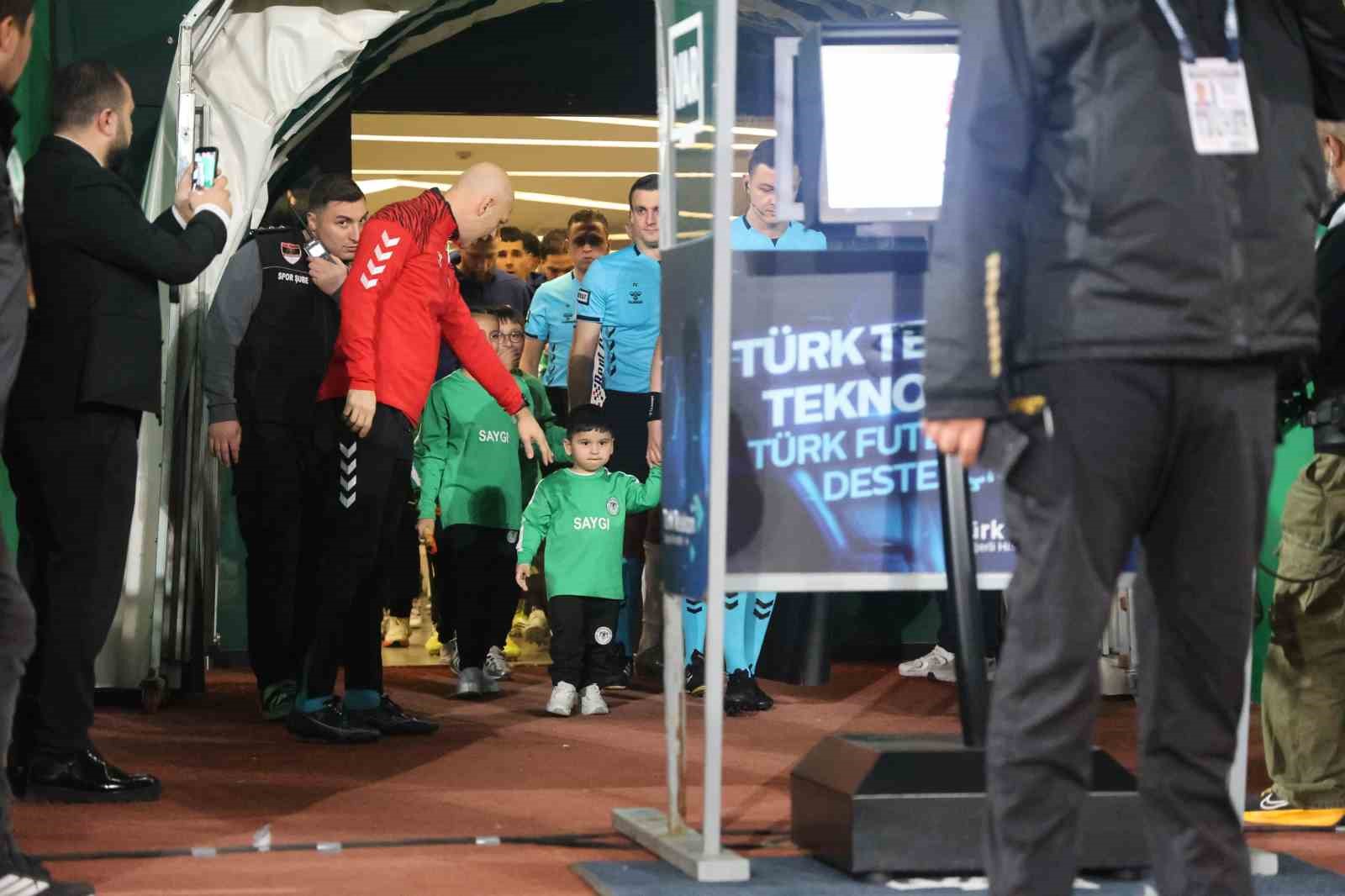 Tavaslı minik Mehmet için Konyaspor-Fenerbahçe maçının seremonisinde farkındalık oluşturuldu
