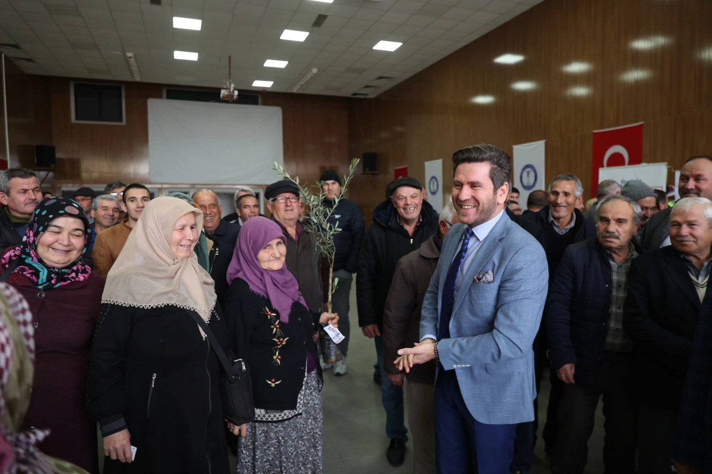 Tavaslı üreticilere 5 bin 991 zeytin fidanı dağıtıldı
