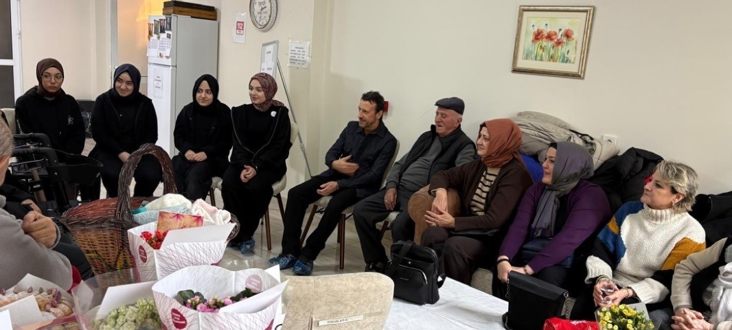 Tavşanlı 15 Temmuz Fen lisesinden huzurevine ziyaret
