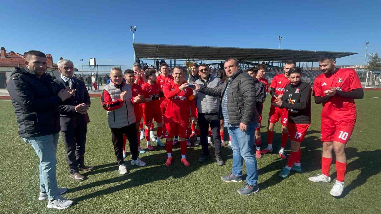 Tavşanlı Demirbilekspor kupasını aldı
Tavşanlı Demirbilekspor kupasını aldı