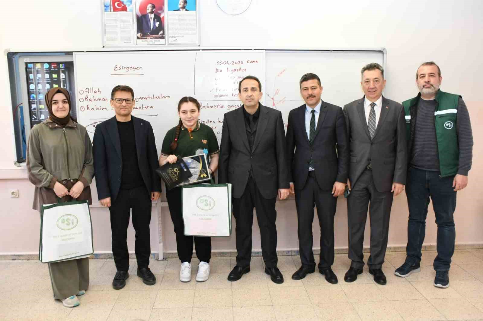 Tavşanlı Ressam Abdullah Taktak öğrencisi bölge birincisi oldu
Tavşanlı Ressam Abdullah Taktak öğrencisi bölge birincisi oldu