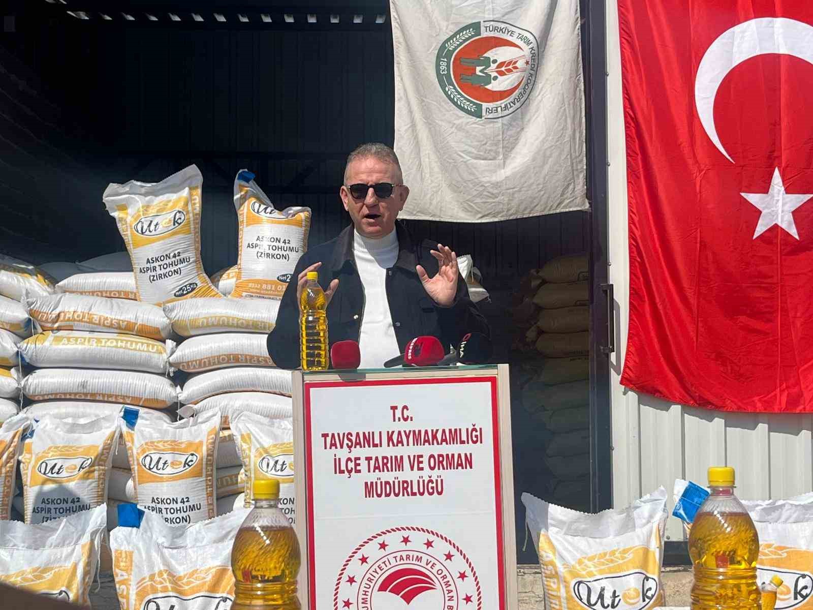 Tavşanlı’da 114 çiftçiye yüzde 75 hibeli Aspir tohum desteği
Tavşanlı’da 114 çiftçiye yüzde 75 hibeli Aspir tohum desteği