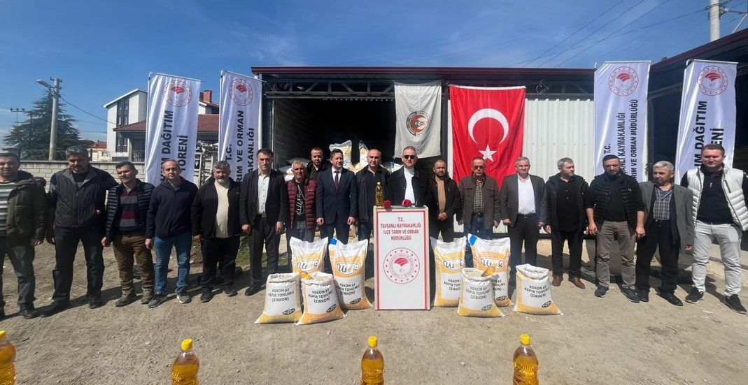 Tavşanlı’da 114 çiftçiye yüzde 75 hibeli Aspir tohum desteği
Tavşanlı’da 114 çiftçiye yüzde 75 hibeli Aspir tohum desteği