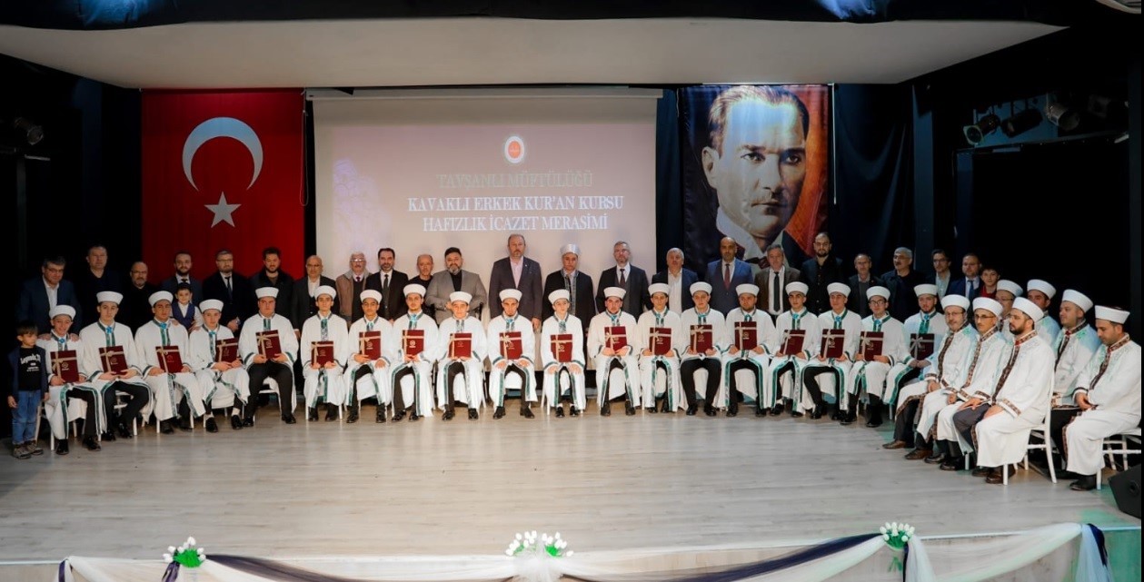 Tavşanlı’da 19 hafız belgelerini aldı
Tavşanlı’da 19 hafız belgelerini aldı