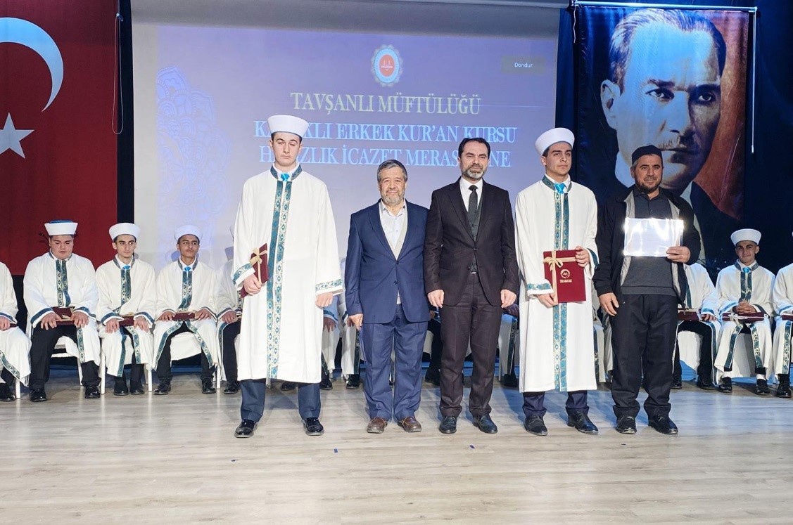 Tavşanlı’da 19 hafız belgelerini aldı
Tavşanlı’da 19 hafız belgelerini aldı