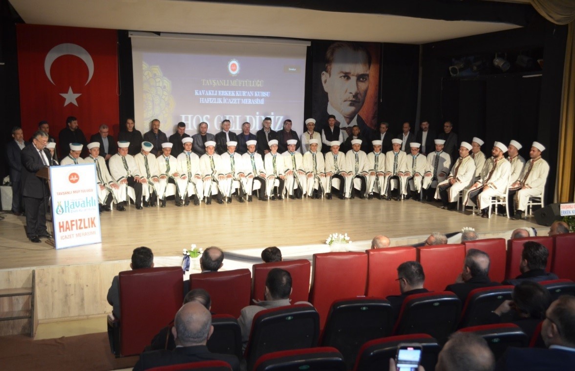 Tavşanlı’da 19 hafız belgelerini aldı
Tavşanlı’da 19 hafız belgelerini aldı