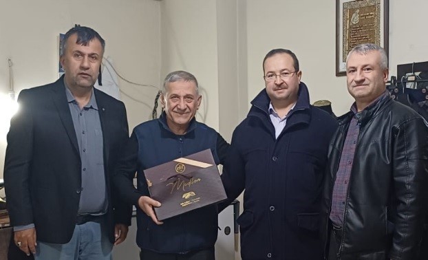 Tavşanlı’da 40 yılı aşkın esnafa ziyaret ve hediye
