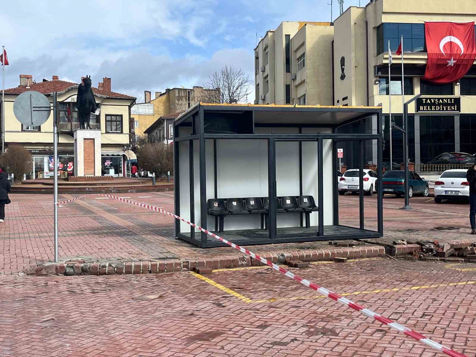 Tavşanlı’da akıllı duraklar montajlanıyor
