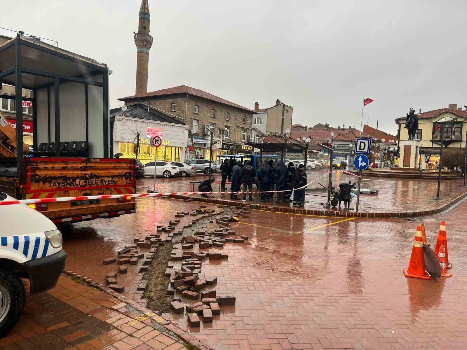 Tavşanlı’da akıllı duraklar montajlanıyor
