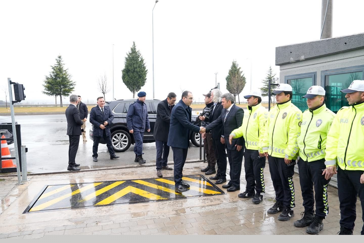 Tavşanlı’da bayramlaşmanın ardından güvenlik güçlerine ziyaret
Tavşanlı’da bayramlaşmanın ardından güvenlik güçlerine ziyaret