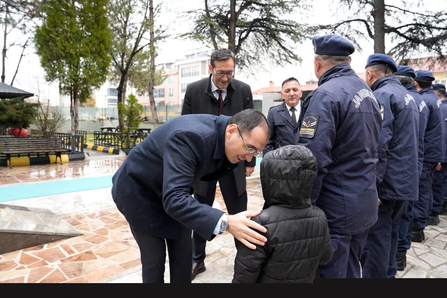 Tavşanlı’da bayramlaşmanın ardından güvenlik güçlerine ziyaret
Tavşanlı’da bayramlaşmanın ardından güvenlik güçlerine ziyaret