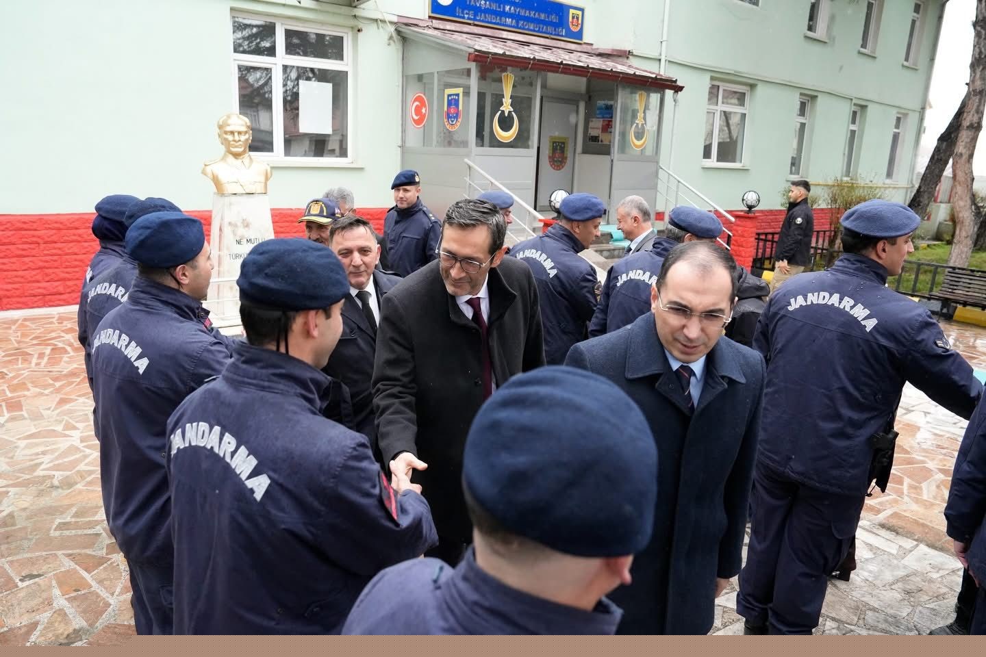 Tavşanlı’da bayramlaşmanın ardından güvenlik güçlerine ziyaret
Tavşanlı’da bayramlaşmanın ardından güvenlik güçlerine ziyaret