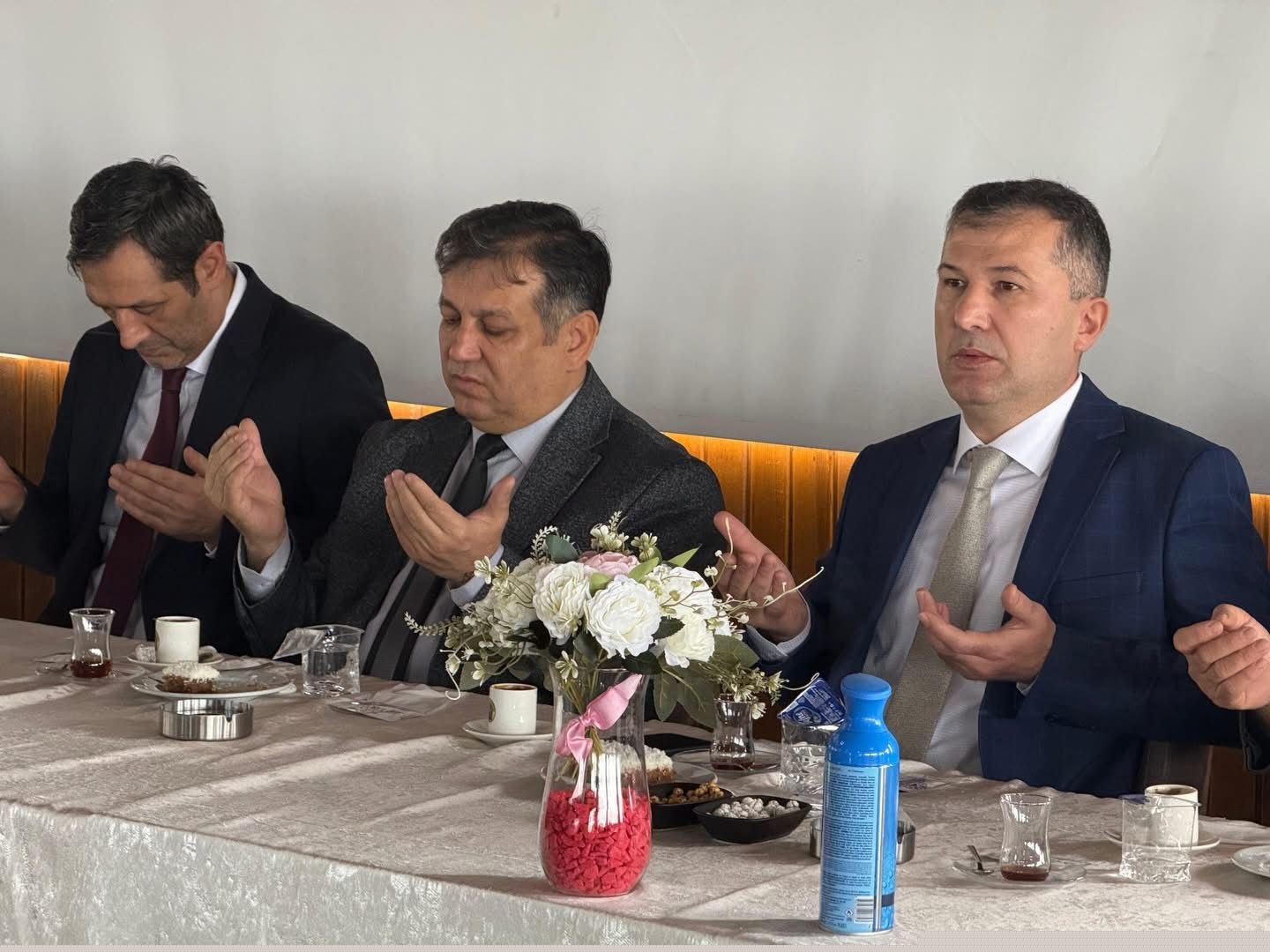 Tavşanlı’da bayramlaşmanın ardından güvenlik güçlerine ziyaret
Tavşanlı’da bayramlaşmanın ardından güvenlik güçlerine ziyaret