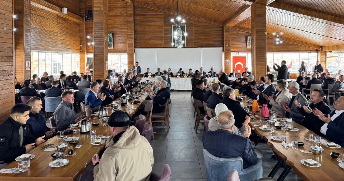 Tavşanlı’da bayramlaşmanın ardından güvenlik güçlerine ziyaret
Tavşanlı’da bayramlaşmanın ardından güvenlik güçlerine ziyaret