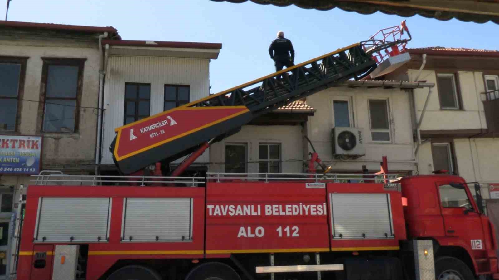 Tavşanlı’da çatı yangını paniğe neden oldu, hatalı parklar itfaiyeye zor anlar yaşattı
