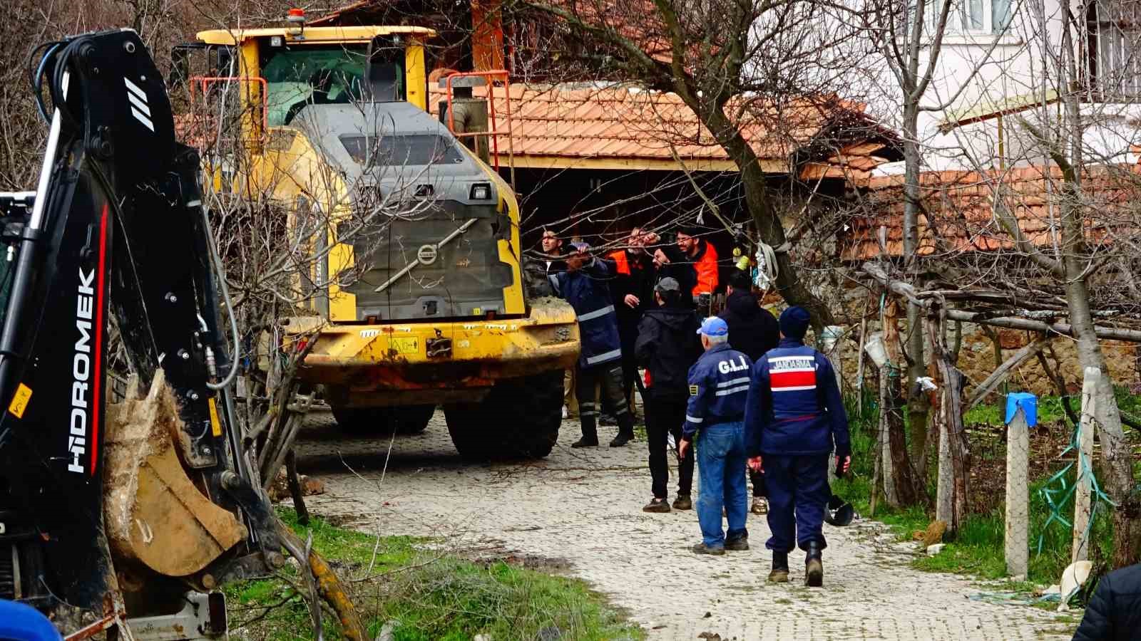 Tavşanlı’da gölet taştı, bir ev ve ahır sular altında kaldı
