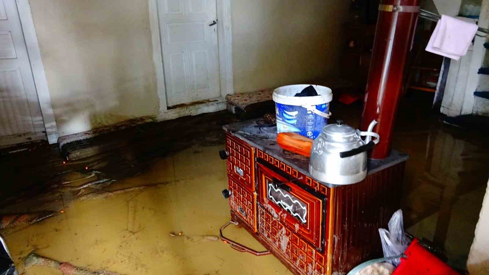 Tavşanlı’da gölet taştı, bir ev ve ahır sular altında kaldı
