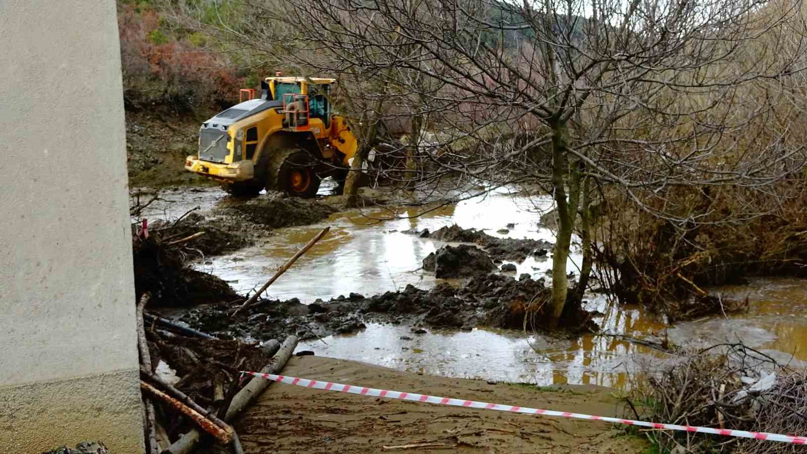 Tavşanlı’da gölet taştı, bir ev ve ahır sular altında kaldı
