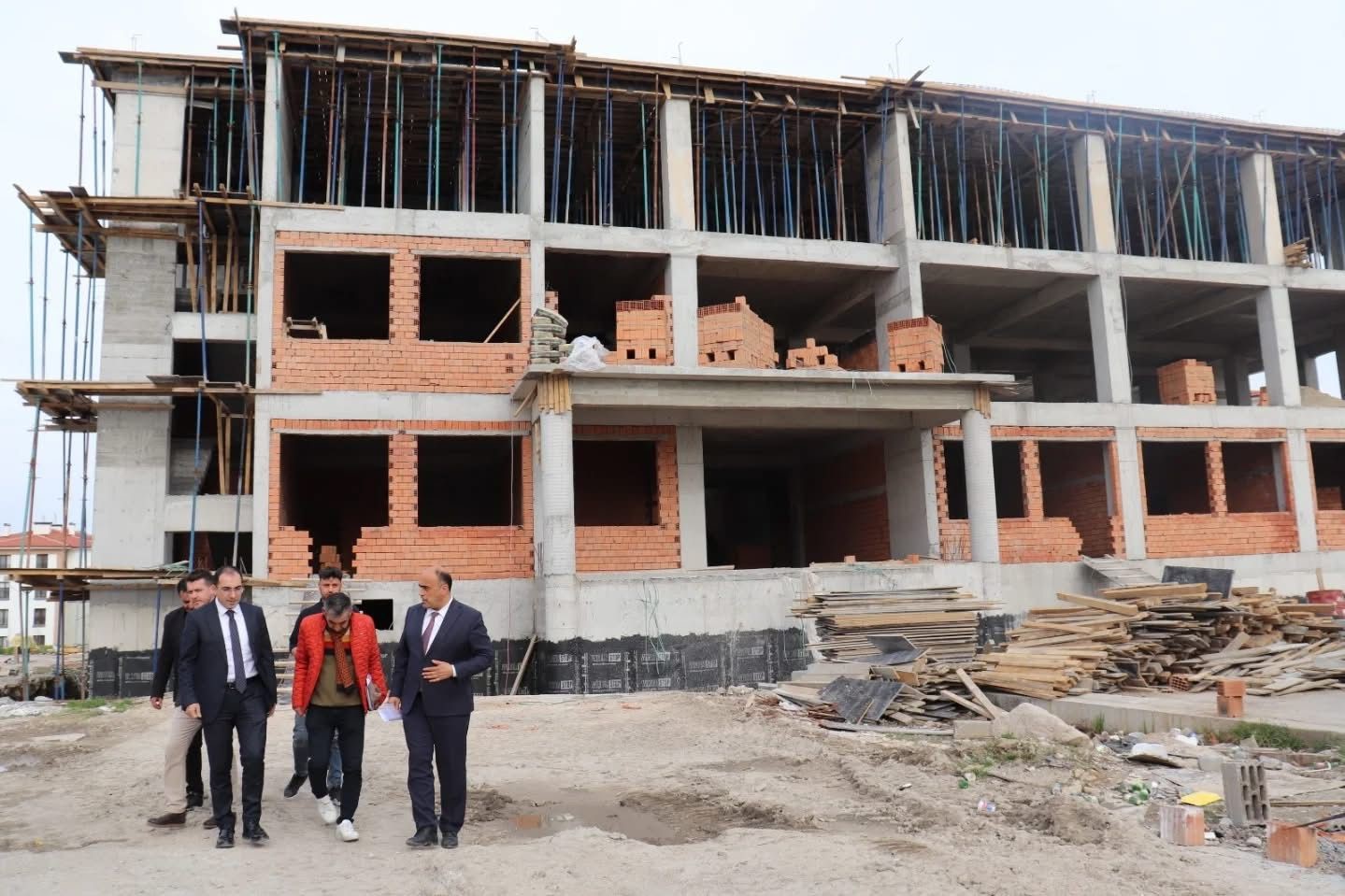 Tavşanlı’da Kaymakam Özdemir yeni okul inşaatı yerinde incelendi
