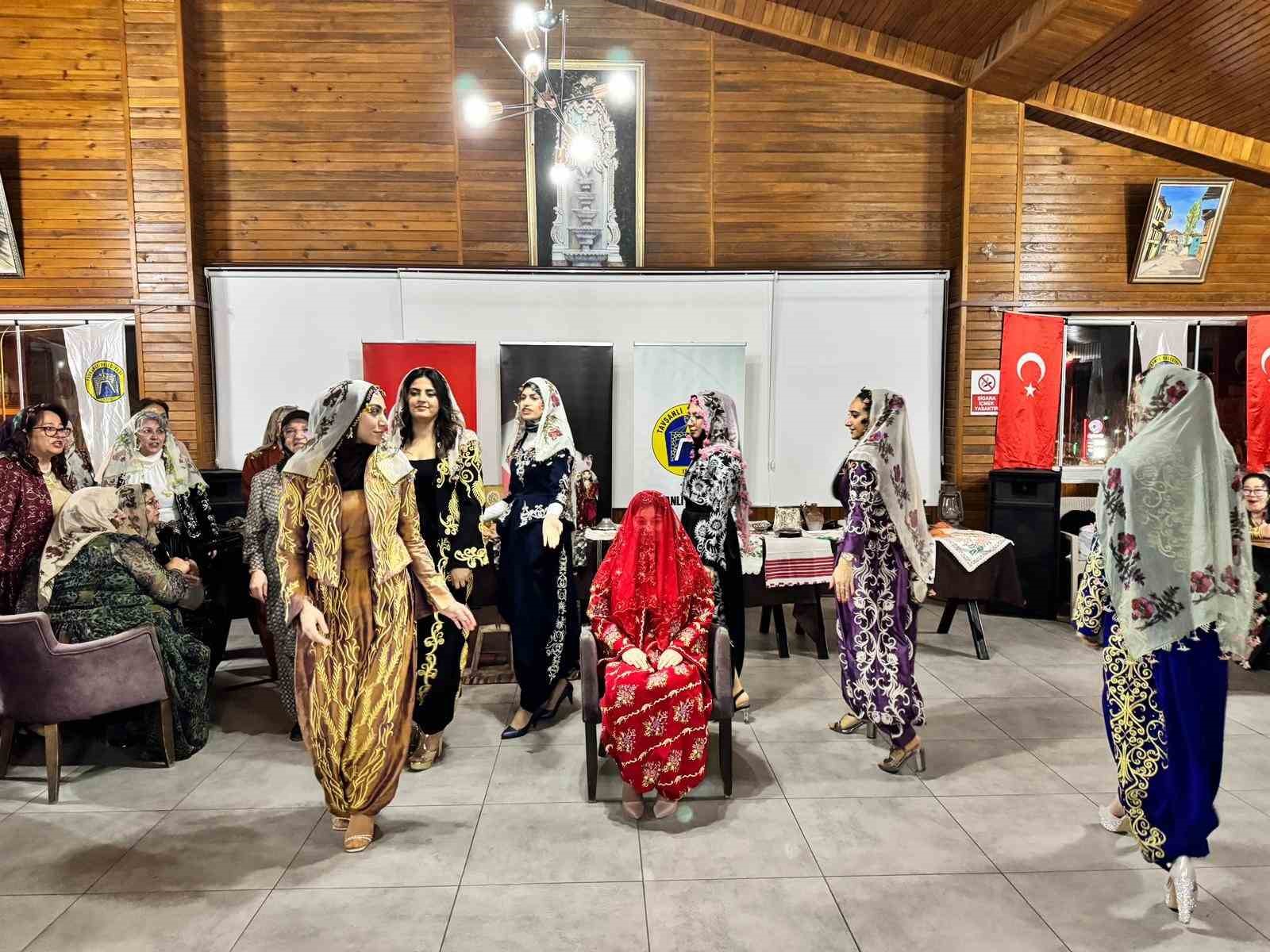 Tavşanlı’da kıyafetlerle yöresel kültür rüzgarı
