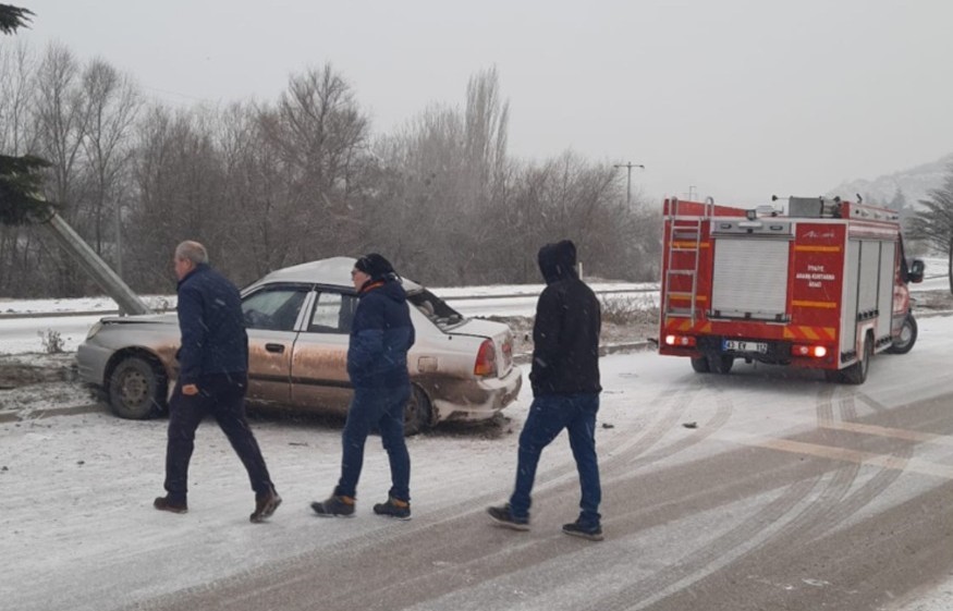 Tavşanlı’da kontkrolden çıkan otomobil karşı şeride geçti: 3 yaralı
