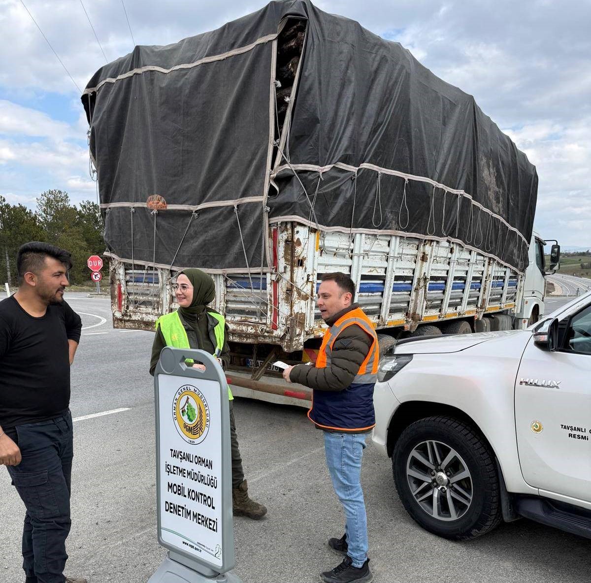 Tavşanlı’da orman emvali yüklü araçlar denetlendi
