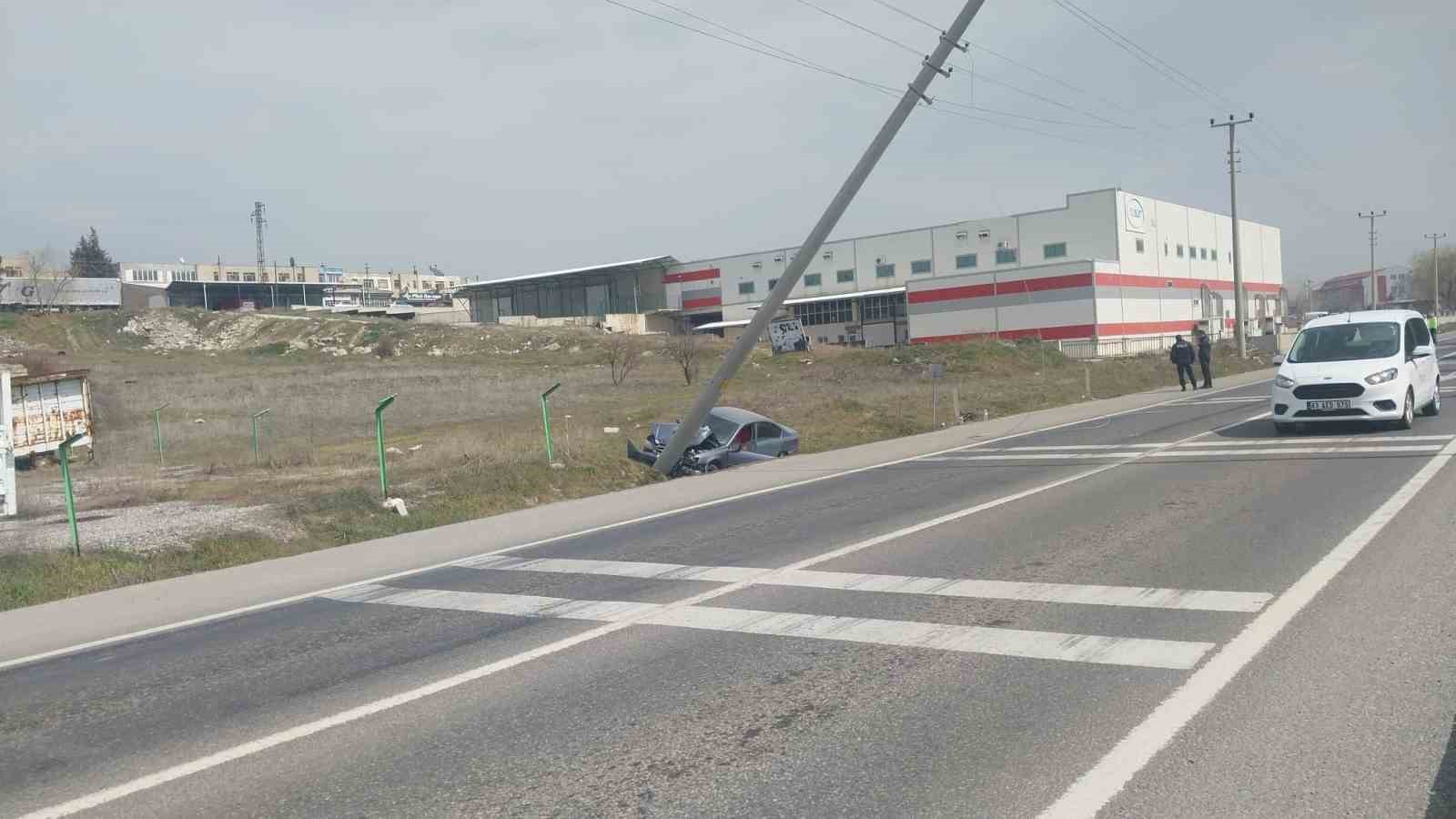 Tavşanlı’da otomobil elektrik direğine çarptı: 1 yaralı
