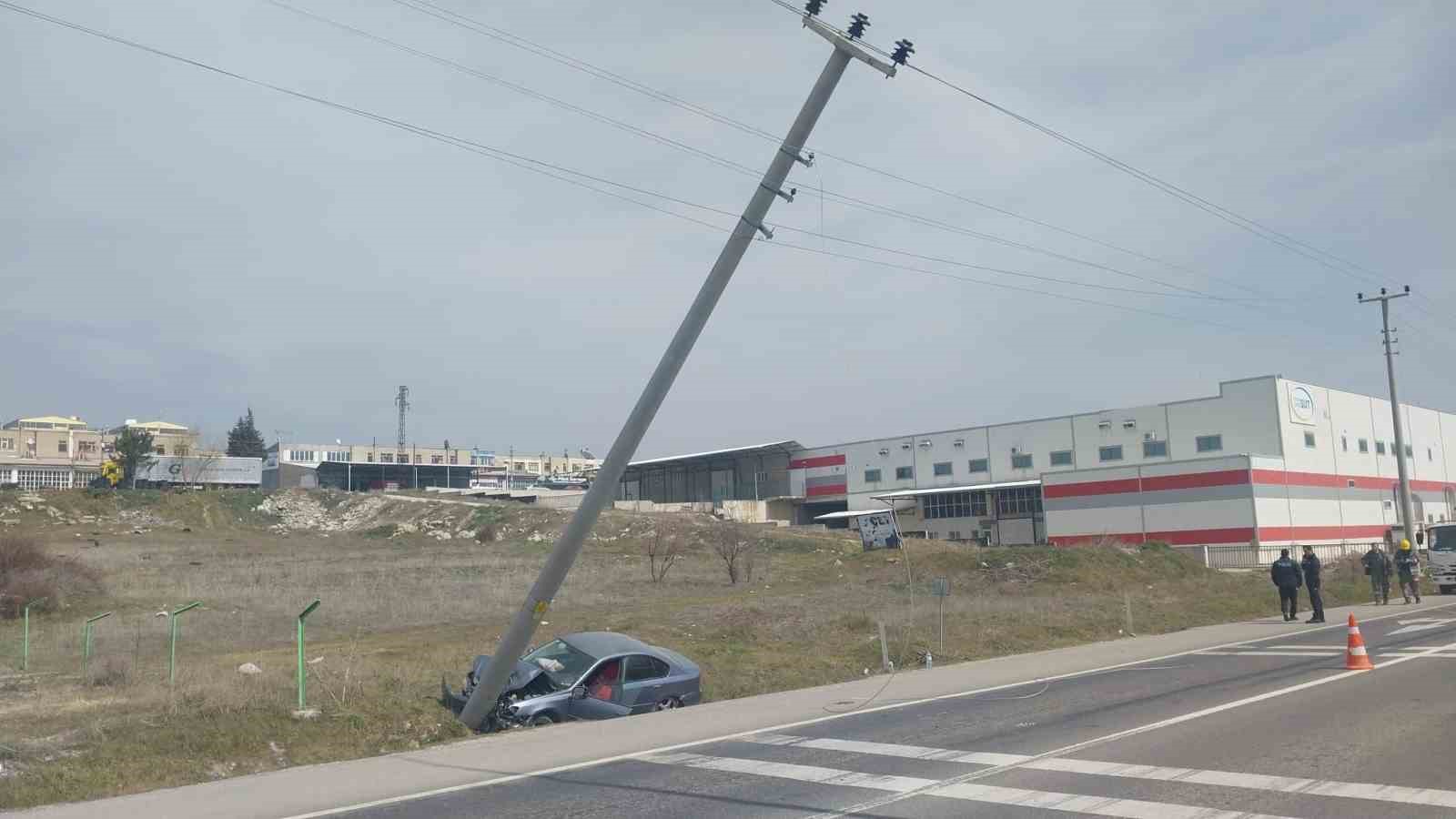 Tavşanlı’da otomobil elektrik direğine çarptı: 1 yaralı
