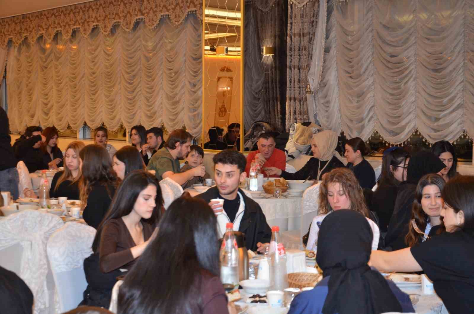 Tavşanlı’da üniversite öğrencileri iftarda buluştu
