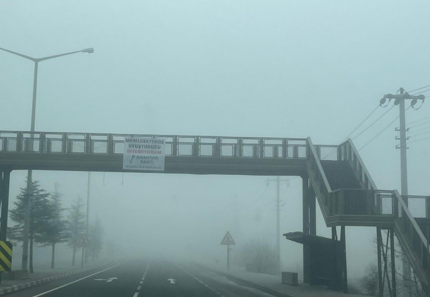 Tavşanlı’da yoğun sis nedeniyle görüş mesafesi düştü
