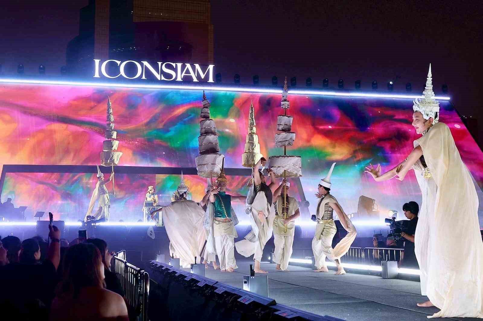 Tayland yeni yılı havai fişek gösterileriyle karşıladı
