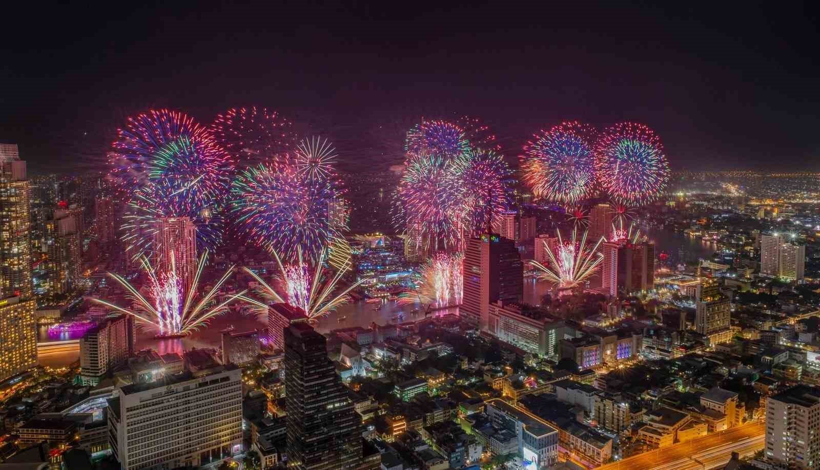 Tayland yeni yılı havai fişek gösterileriyle karşıladı
