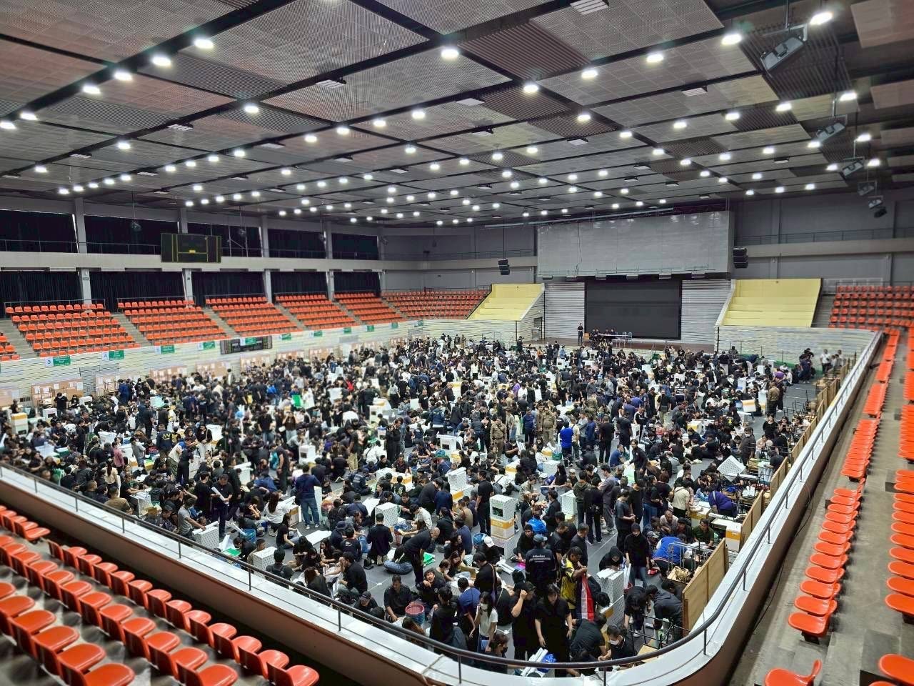 Tayland’da halk sandık başında
