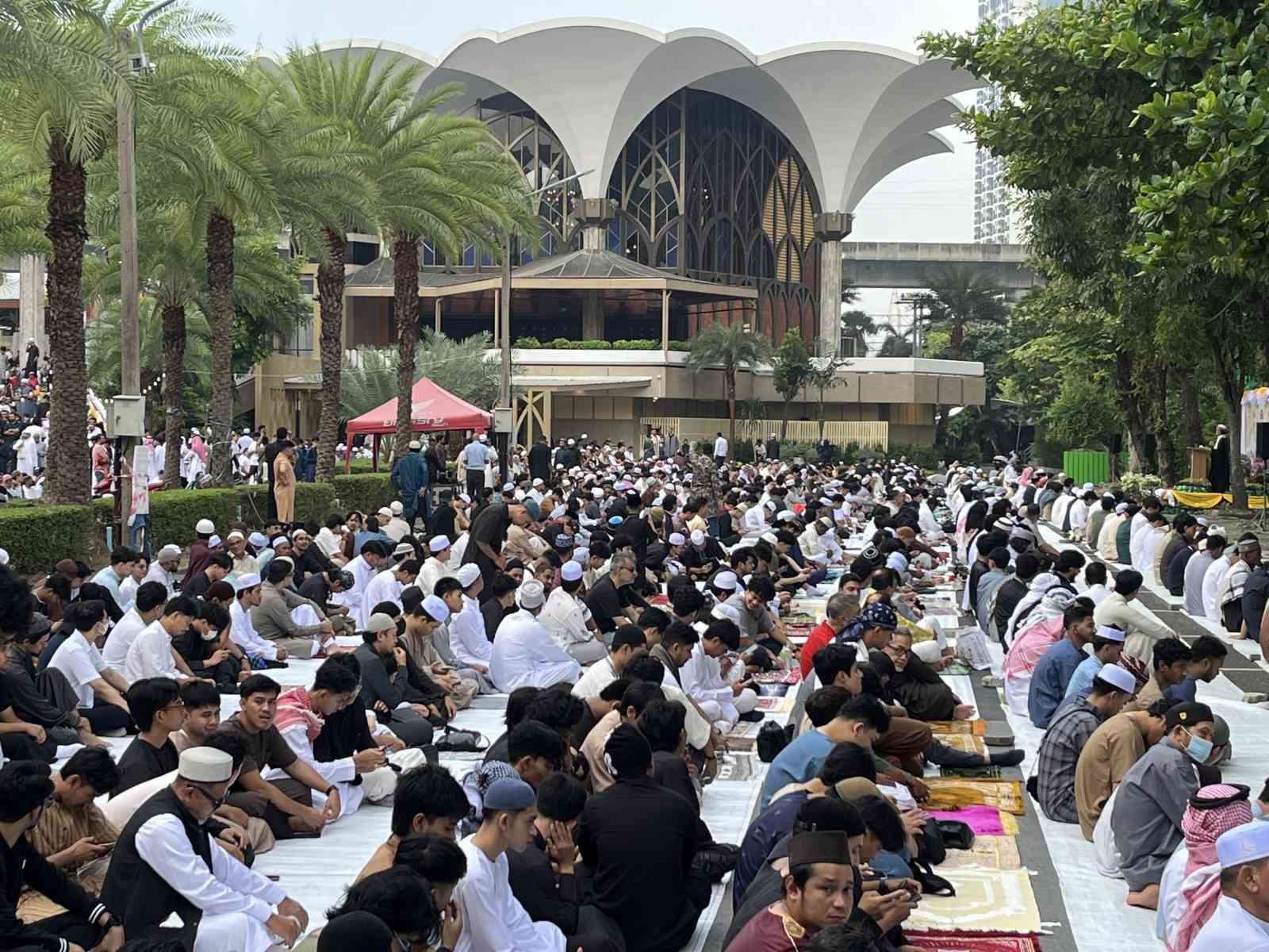 Tayland’da Müslümanlar bayram namazını eda etti
