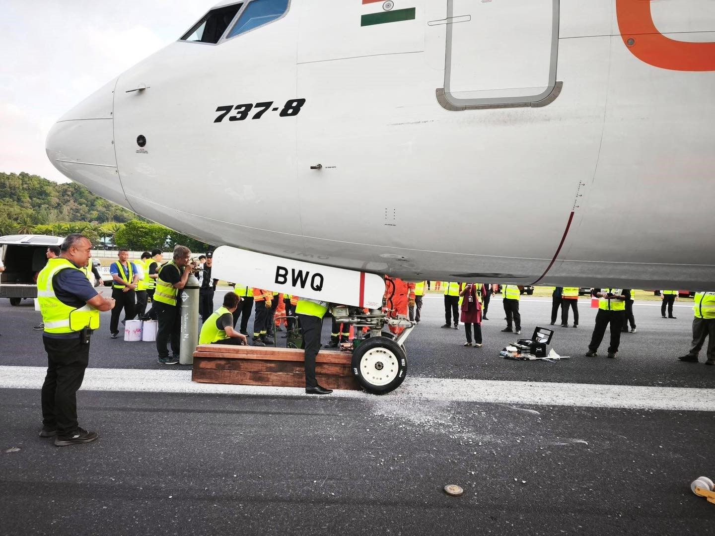 Tayland’da yolcu uçağı sert iniş yaptı: Uçağın iniş takımı koptu
