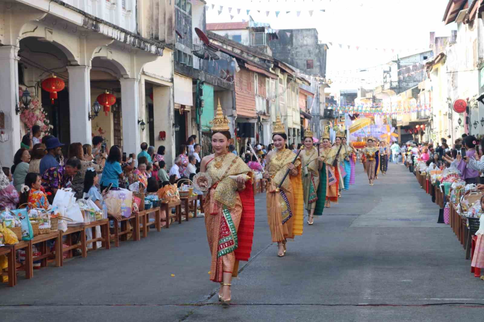 Tayland’ın en büyük bayramı Songkran Su Festivali başladı
