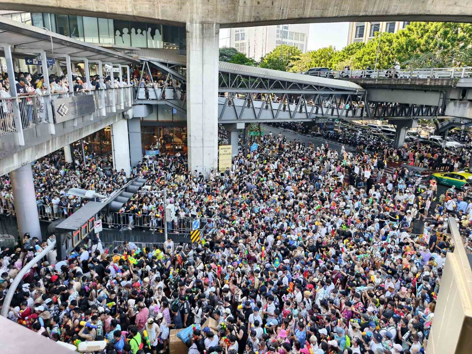 Tayland’ın en büyük bayramı Songkran Su Festivali başladı
