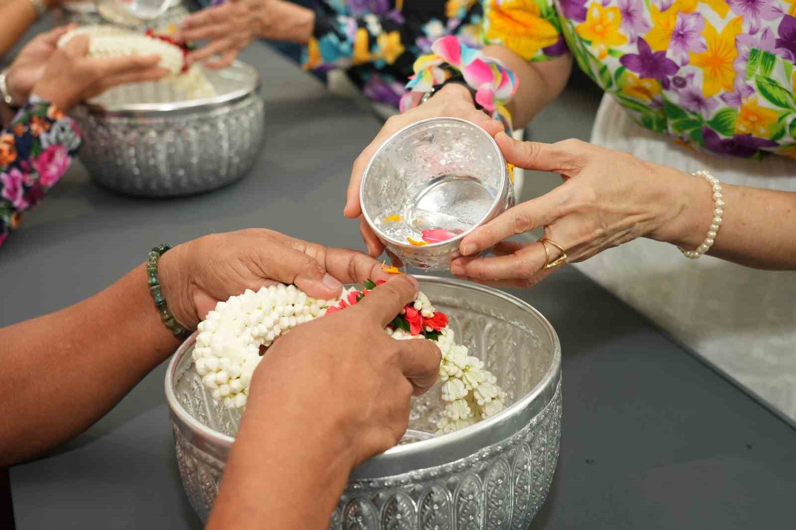 Tayland’ın en büyük bayramı Songkran Su Festivali başladı

