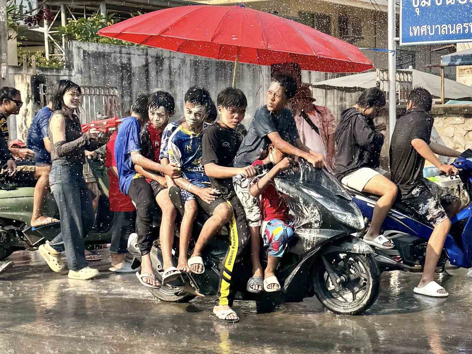 Tayland’ın en büyük bayramı Songkran Su Festivali başladı
