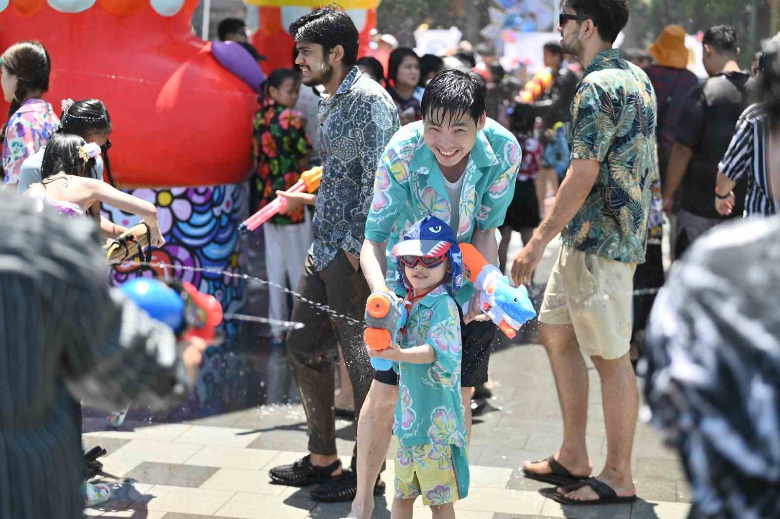 Tayland’ın en büyük bayramı Songkran Su Festivali başladı
