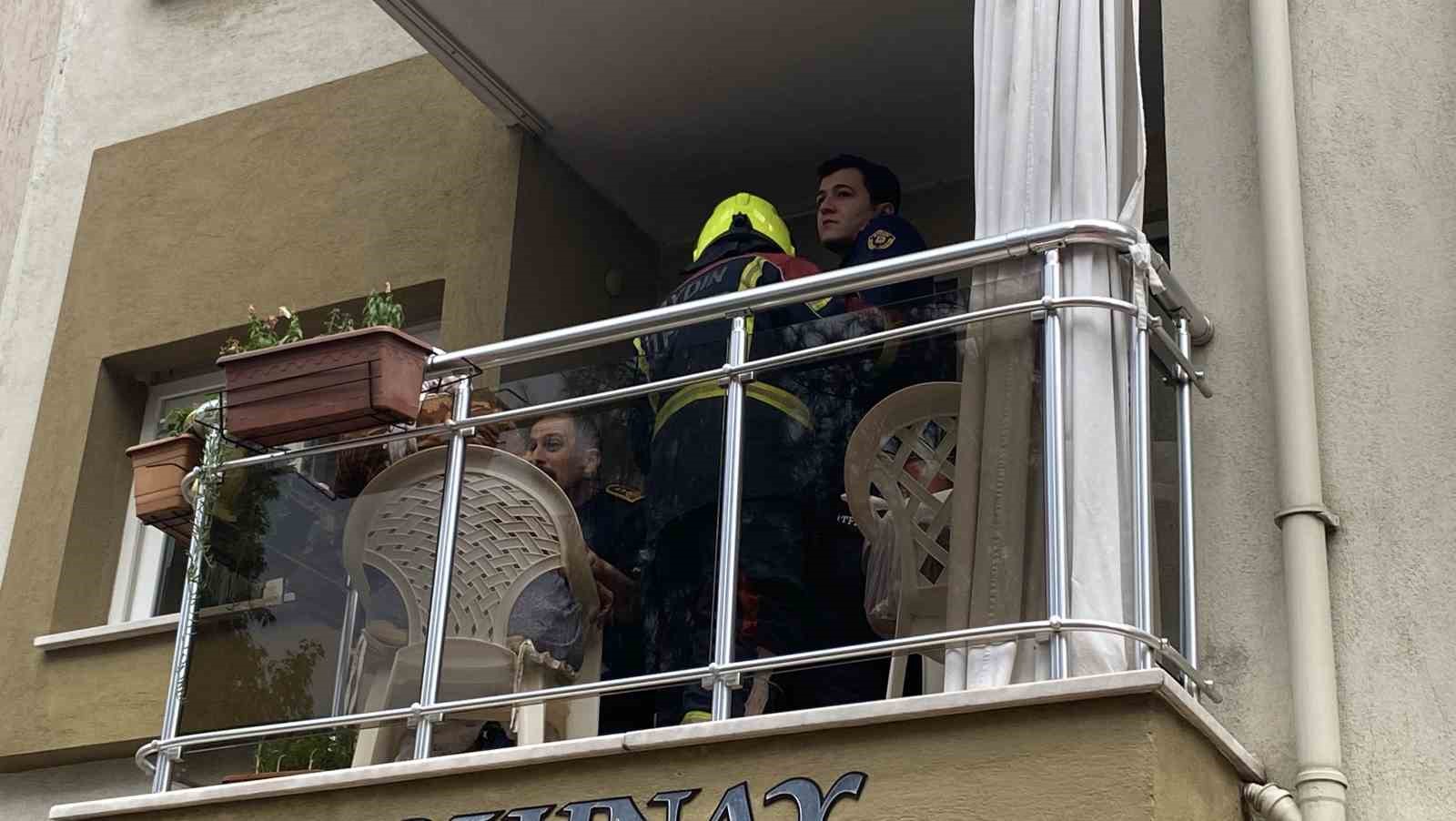 Taziye evine yemek yaparken evini yakıyordu
