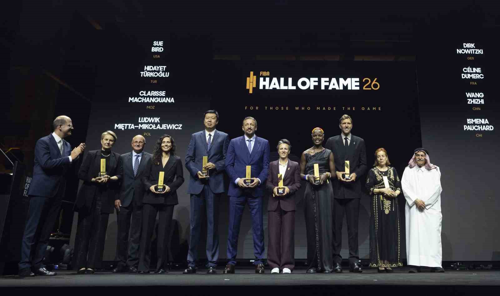 TBF Başkanı Hidayet Türkoğlu, FIBA Hall of Fame 2026 ödülünü aldı
