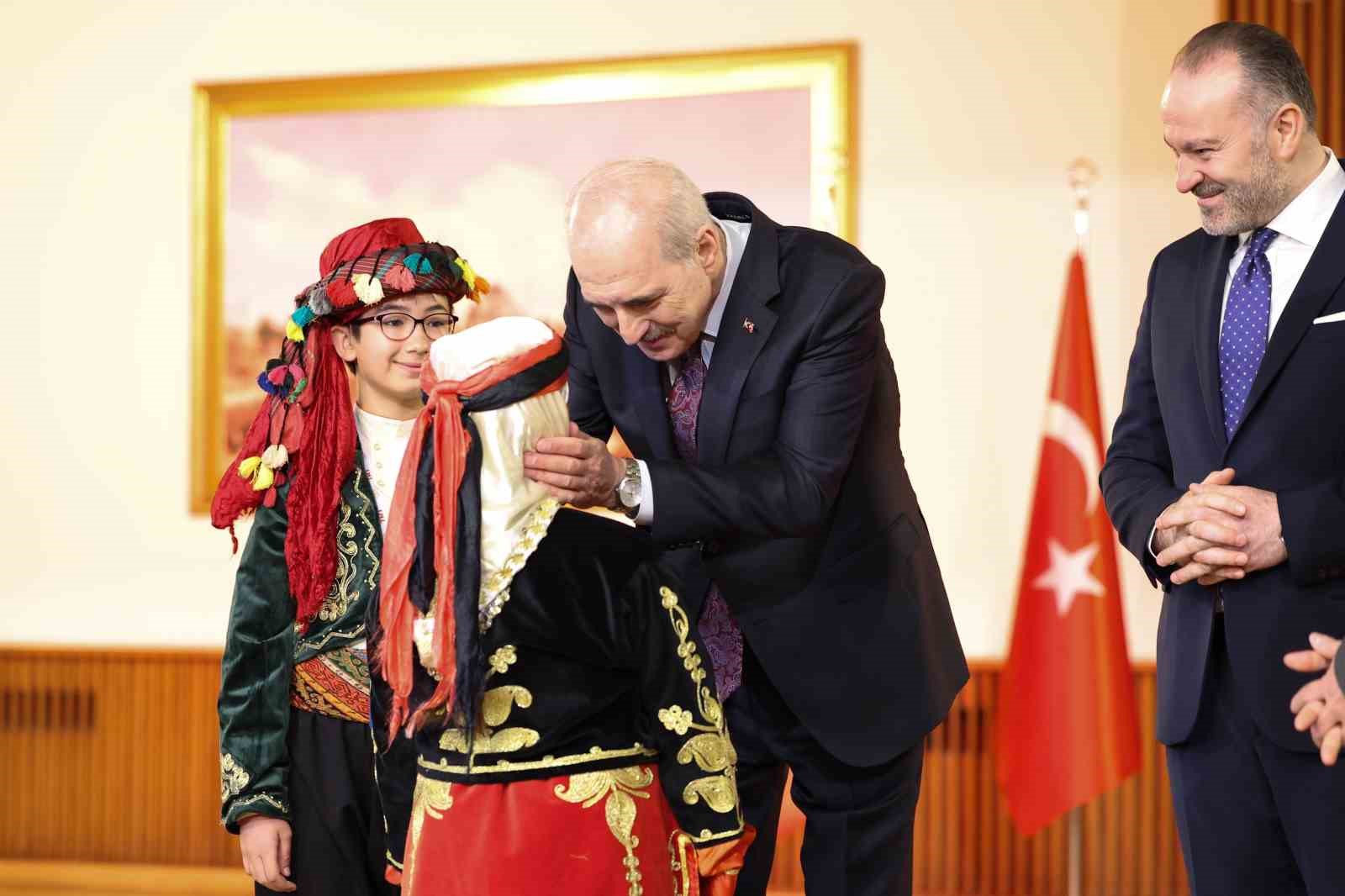 TBMM Başkanı Kurtulmuş 26 ülkeden gelen dünya çocuklarını TBMM Tören Salonu’nda kabul etti
