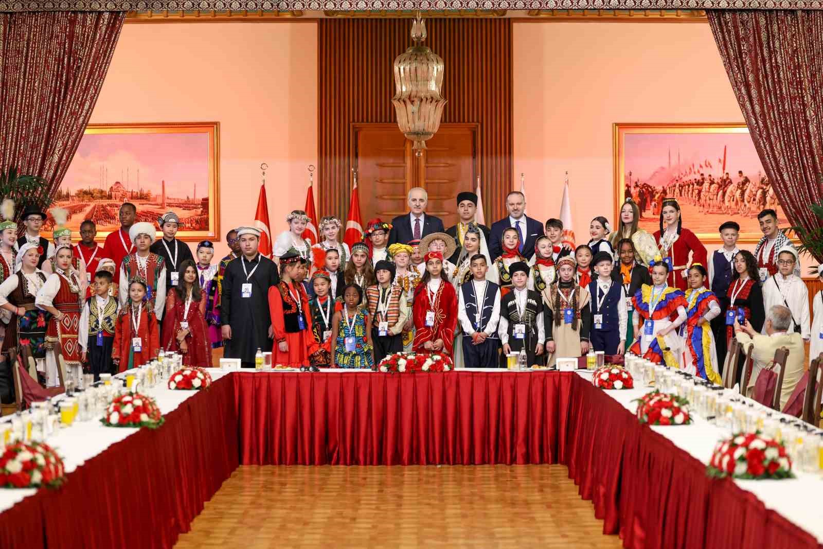 TBMM Başkanı Kurtulmuş 26 ülkeden gelen dünya çocuklarını TBMM Tören Salonu’nda kabul etti
