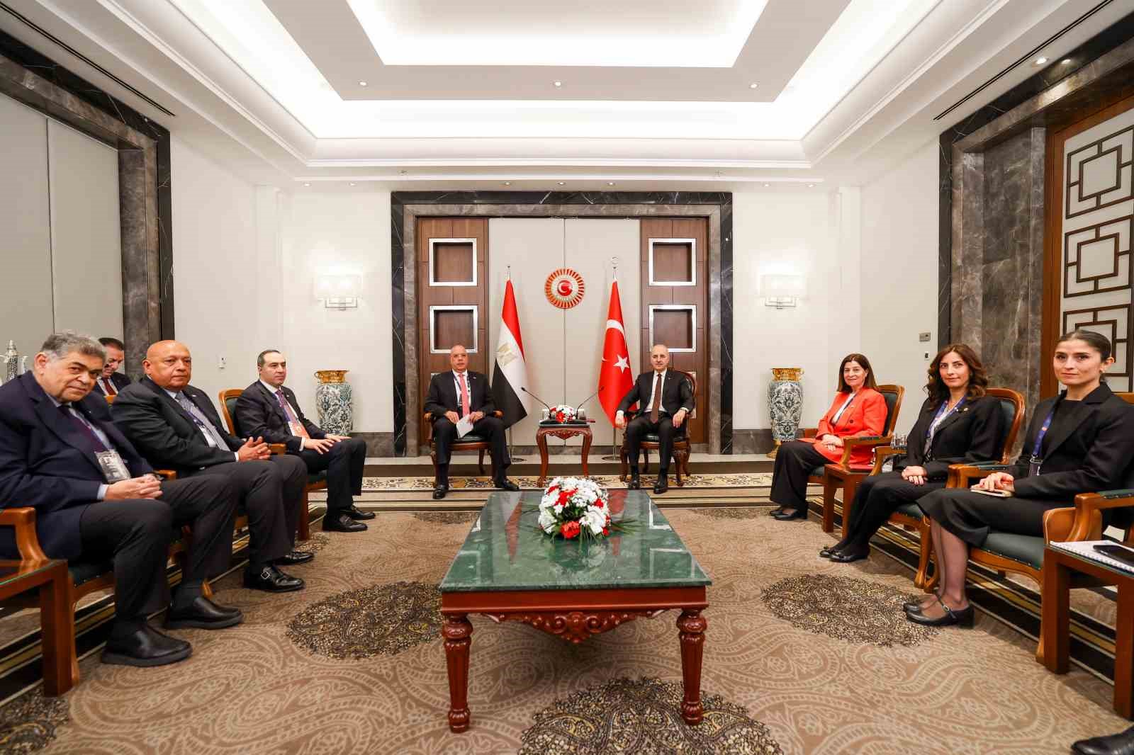 TBMM Başkanı Kurtulmuş, Mısır Temsilciler Meclisi Başkanı Badawy ile görüştü
TBMM Başkanı Kurtulmuş, Mısır Temsilciler Meclisi Başkanı Badawy ile görüştü